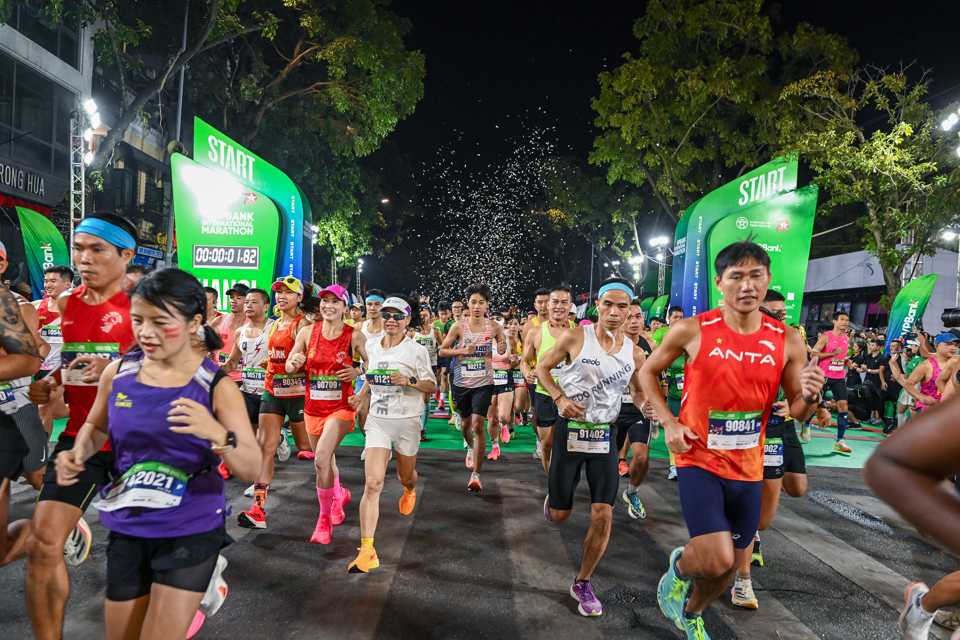 Tại cung đường 42km của giải l&agrave; cung đường duy nhất của một giải chạy tại H&agrave; Nội &ocirc;m trọn 3 chiếc cầu độc đ&aacute;o nhất Thủ đ&ocirc;: cầu Nhật T&acirc;n &ndash; c&acirc;y cầu th&eacute;p d&acirc;y văng lớn nhất Việt Nam, cầu Đ&ocirc;ng Tr&ugrave; &ndash; c&acirc;y cầu v&ograve;m ống th&eacute;p nhồi b&ecirc; t&ocirc;ng đầu ti&ecirc;n ở Việt Nam v&agrave; cầu Long Bi&ecirc;n &ndash; c&acirc;y cầu th&eacute;p đầu ti&ecirc;n bắc qua s&ocirc;ng Hồng, &ldquo;chứng nh&acirc;n lịch sử&rdquo; của H&agrave; Nội.