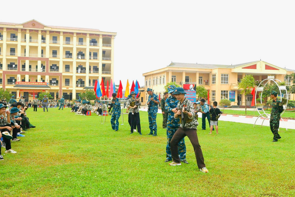 Học sinh khối 10 Trường THPT H&agrave; Đ&ocirc;ng tham gia Học kỳ qu&acirc;n đội.