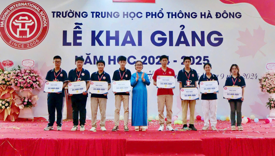 Nh&agrave; gi&aacute;o Đặng Thị T&aacute;ch - Ph&oacute; Chủ tịch Hội đồng Trường THPT H&agrave; Đ&ocirc;ng (nguy&ecirc;n Ph&oacute; Gi&aacute;m đốc Sở GD&amp;ĐT H&agrave; Nội) trao học bổng cho học sinh tại lễ khai giảng năm học 2024 - 2025.