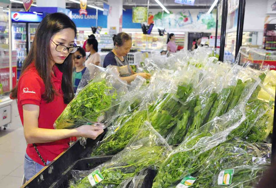 Người ti&ecirc;u d&ugrave;ng mua h&agrave;ng khuyến mại tại si&ecirc;u thị Co.op Mart. Ảnh: Ho&agrave;i Nam