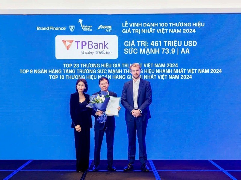 &Ocirc;ng L&ecirc; Hồng Nam - Ph&oacute; Tổng Gi&aacute;m đốc TPBank nhận giải thưởng từ Brand Finance