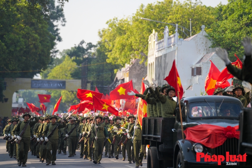 Lễ diễu h&agrave;nh &ldquo;Ng&agrave;y hội Văn h&oacute;a v&igrave; H&ograve;a b&igrave;nh&rdquo; kỷ niệm 70 năm Ng&agrave;y Giải ph&oacute;ng Thủ đ&ocirc;. Ảnh: Kh&aacute;nh Huy