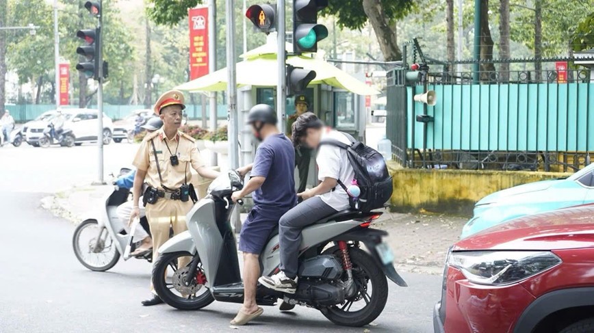 Hà Nội: phát hiện 803 trường hợp vi phạm giao thông trong ngày 13/10 - Ảnh 1