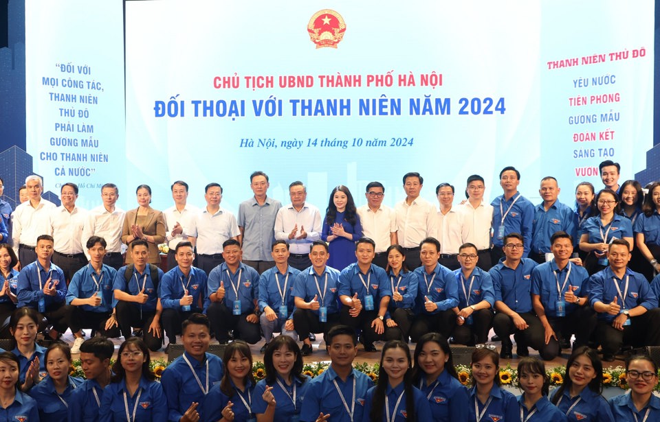 Chủ tịch UBND TP H&agrave; Nội Trần Sỹ Thanh v&agrave; c&aacute;c đại biểu với thanh ni&ecirc;n Thủ đ&ocirc;