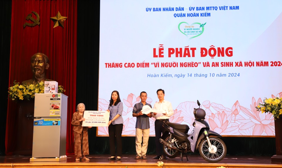 Ph&oacute; Chủ tịch Ủy ban MTTQ Việt Nam TP H&agrave; Nội Đặng Thị Phương Hoa, B&iacute; thư Quận ủy Ho&agrave;n Kiếm Vũ Đăng Định&nbsp;tặng qu&agrave; cho 2 hộ cận ngh&egrave;o, c&oacute; ho&agrave;n cảnh kh&oacute; khăn.