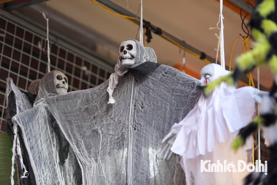 Phố Hàng Mã: ngập tràn đồ hoá trang “kinh dị” trước thềm Halloween - Ảnh 9