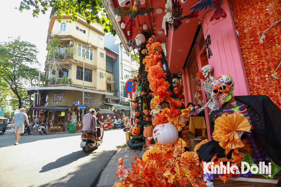 Kh&ocirc;ng kh&iacute; Halloween tr&agrave;n ngập tr&ecirc;n phố H&agrave;ng M&atilde; với t&ocirc;ng m&agrave;u chủ đạo cam, đen... Con đường mang ch&uacute;t ma mị, kỳ qu&aacute;i, nhưng cũng kh&ocirc;ng k&eacute;m phần rực rỡ, đẹp mắt.