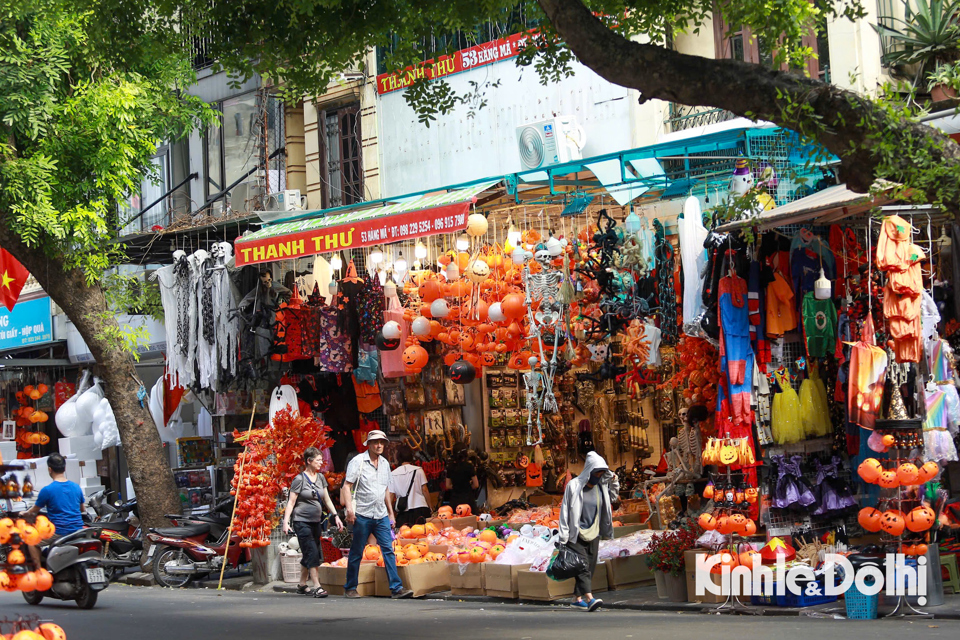 Lễ hội Halloween hay c&ograve;n được gọi l&agrave; lễ hội h&oacute;a trang v&agrave;o buổi tối trước Lễ C&aacute;c Th&aacute;nh trong Kit&ocirc; gi&aacute;o T&acirc;y phương. Từ "Halloween" l&agrave; sự kết hợp của 2 từ Hallows v&agrave; Eve (c&oacute; nghĩa l&agrave; ng&agrave;y lễ c&aacute;c th&aacute;nh) được diễn ra v&agrave;o 31/10 h&agrave;ng năm.