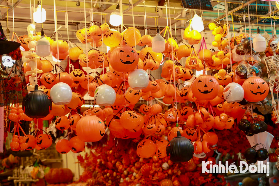 Phố Hàng Mã: ngập tràn đồ hoá trang “kinh dị” trước thềm Halloween - Ảnh 4