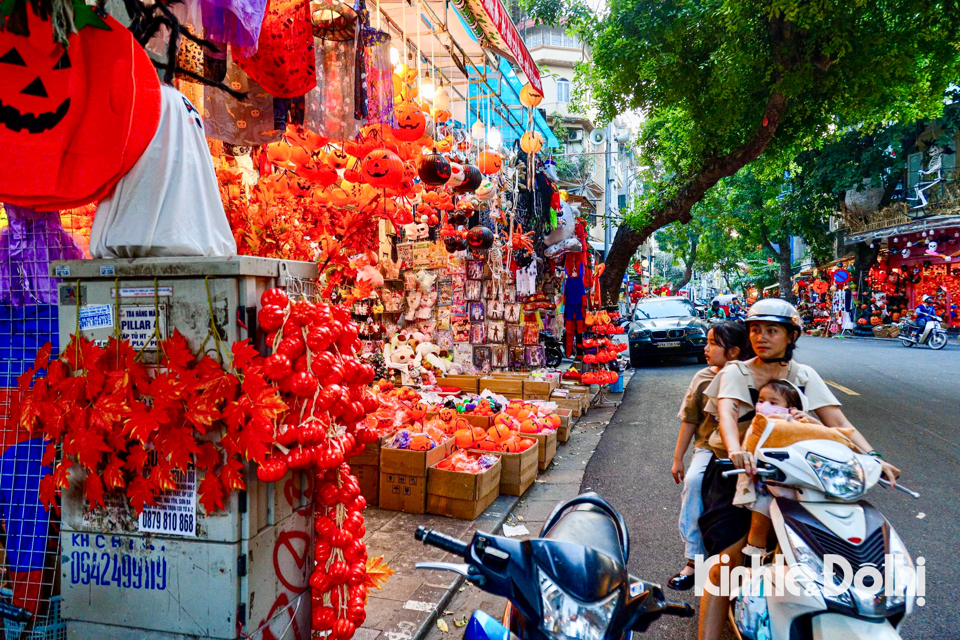 "Để h&uacute;t kh&aacute;ch, ch&uacute;ng t&ocirc;i c&ograve;n phải kỳ c&ocirc;ng trang tr&iacute; mặt cửa h&agrave;ng cho phong ph&uacute;, mang đậm m&agrave;u sắc kinh dị để kh&aacute;ch h&agrave;ng tới mua v&agrave; c&oacute; thể chụp check-in" - Chủ cửa h&agrave;ng cho biết th&ecirc;m.