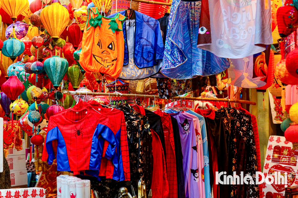 Đồ chơi, trang tr&iacute; Halloween năm nay kh&aacute; đa dạng. Những mặt h&agrave;ng được mọi người ưa chuộng v&agrave; b&aacute;n chạy nhất l&agrave; &aacute;o cho&agrave;ng ph&ugrave; thủy, đ&egrave;n lồng b&iacute; ng&ocirc;...