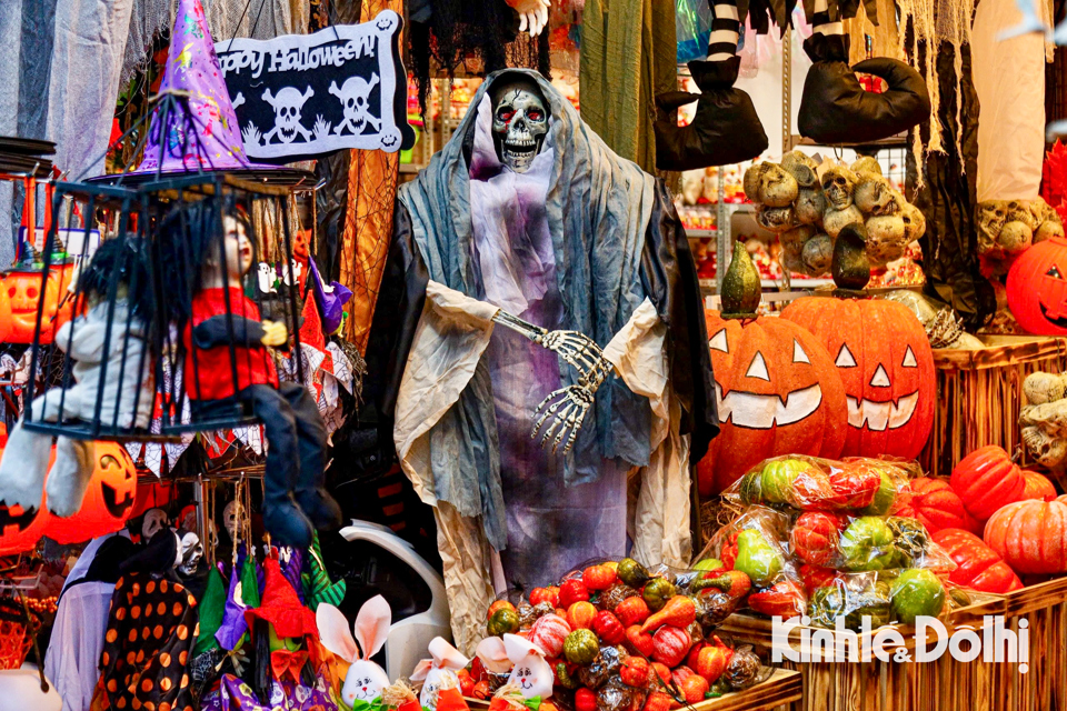 Phố Hàng Mã: ngập tràn đồ hoá trang “kinh dị” trước thềm Halloween - Ảnh 12