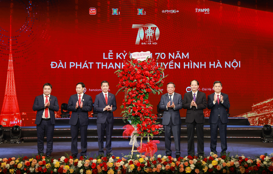 Lãnh đạo Thành phố Hà Nội tặng hoa chúc mừng Đài Phát thanh &Truyền hình Hà Nội. Ảnh: Chiến Côn