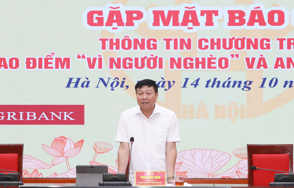 Ph&oacute; Chủ tịch Ủy ban Mặt trận Tổ quốc Việt Nam TP H&agrave; Nội Phạm Anh Tuấn chủ tr&igrave; họp b&aacute;o