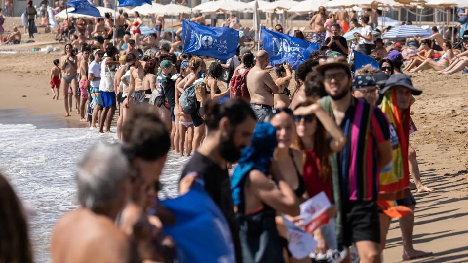 H&agrave;ng chục cư d&acirc;n Barcelona biểu t&igrave;nh phản đối cuộc thi đua thuyền America&rsquo;s Cup v&agrave;o ng&agrave;y 7/9/2024. Ảnh: Nurphoto