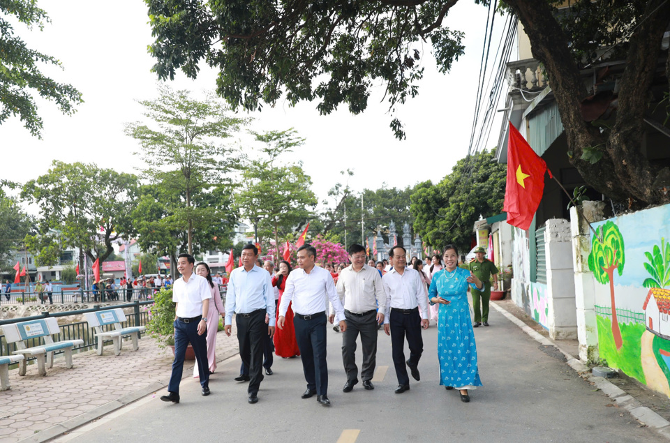 Ủy vi&ecirc;n Ban Thường vụ, Trưởng ban D&acirc;n vận Th&agrave;nh ủy Đỗ Anh Tuấn thăm tuyến đường s&aacute;ng, xanh, sạch, đẹp do c&aacute;n bộ v&agrave; Nh&acirc;n d&acirc;n x&atilde; Đặng X&aacute;, huyện Gia L&acirc;m chung tay thực hiện.