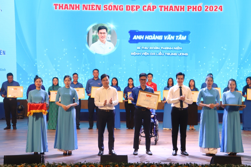 Tại chương tr&igrave;nh, cũng c&oacute; 6 thanh ni&ecirc;n Thủ đ&ocirc; được trao giải thưởng "Thanh ni&ecirc;n sống đẹp" cấp TP - Ảnh: V&acirc;n H&agrave;