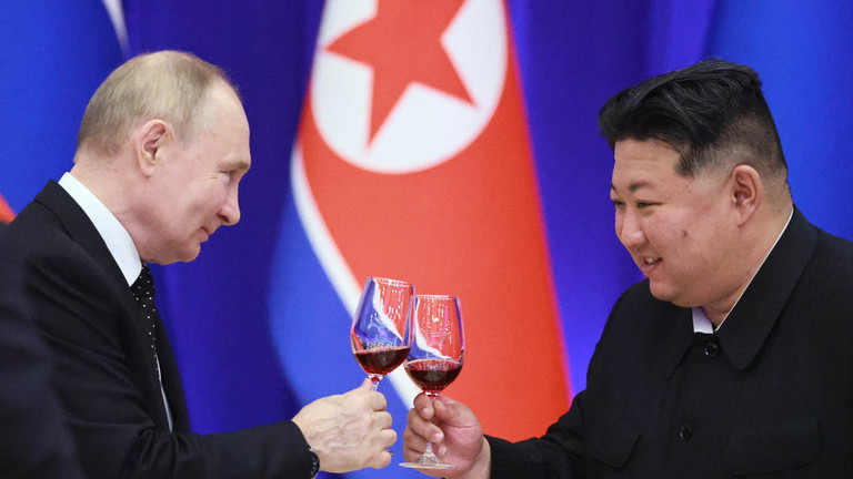 Tổng thống Nga Vladimir Putin v&agrave; Nh&agrave; l&atilde;nh đạo Triều Ti&ecirc;n Kim Jong-un tại B&igrave;nh Nhưỡng v&agrave;o ng&agrave;y 19/6. Ảnh: Sputnik