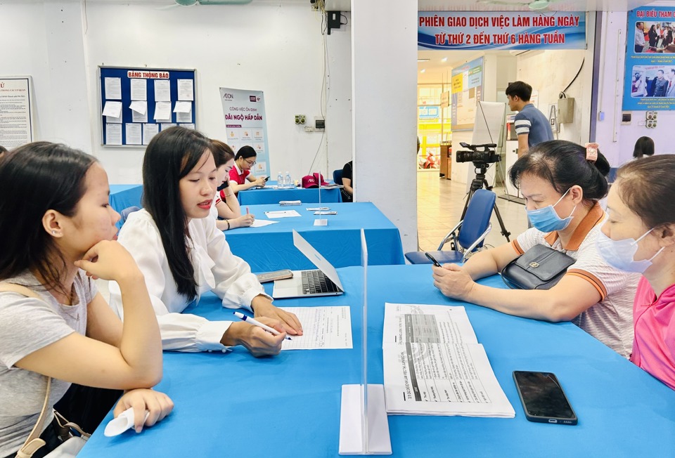 Trung t&acirc;m Dịch vụ việc l&agrave;m H&agrave; Nội tổ chức nhiều phi&ecirc;n giao dịch việc l&agrave;m để kết nối DN v&agrave; người lao động. Ảnh: Trần Oanh