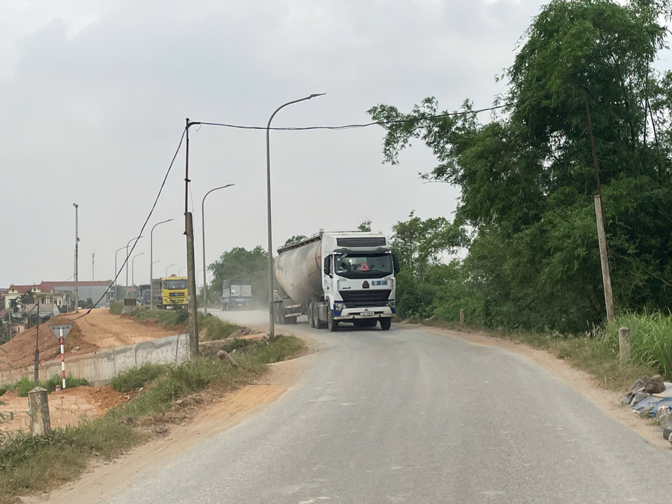 Vừa thi c&ocirc;ng dự &aacute;n, nh&agrave; thầu c&ograve;n phải bảo đảm an to&agrave;n cho người v&agrave; phương tiện tham gia giao th&ocirc;ng khi qua đường đ&ecirc; s&ocirc;ng Hồng, huyện Ph&uacute; Xuy&ecirc;n