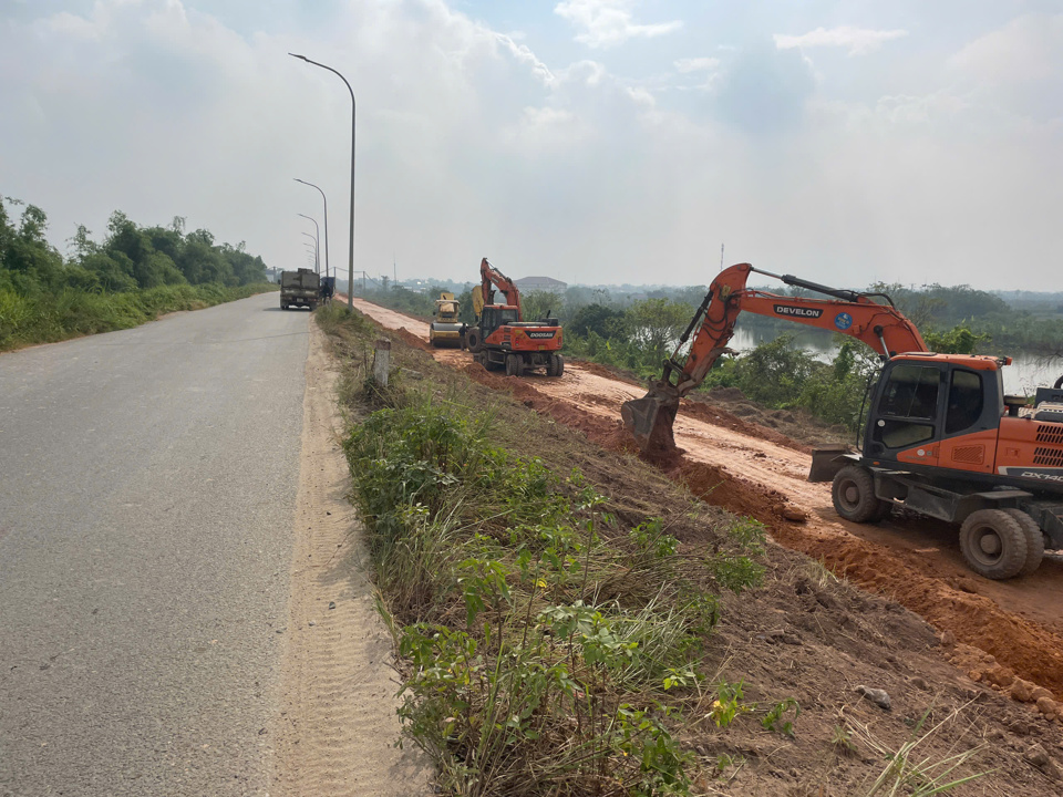 Những ng&agrave;y n&agrave;y nh&agrave; thầu đang huy động tăng cường phương tiện để thi c&ocirc;ng dự &aacute;n đến cuối năm 2024 sẽ ho&agrave;n th&agrave;nh 50% khối lượng c&ocirc;ng việc