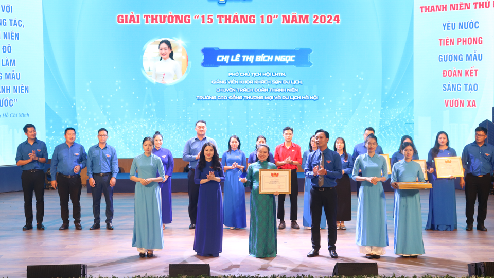 B&iacute; thư Th&agrave;nh đo&agrave;n H&agrave; Nội Chu Hồng Minh c&ugrave;ng Ph&oacute; B&iacute; thư Thường trực Th&agrave;nh đo&agrave;n Nguyễn Đức Tiến -Chủ tịch Hội LHTN Việt Nam TP H&agrave; Nội trao giải thưởng "15 th&aacute;ng 10" cho c&aacute;n bộ Hội ti&ecirc;u biểu - Ảnh: V&acirc;n H&agrave;