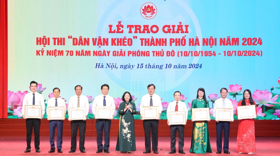 B&iacute; thư Th&agrave;nh ủy B&ugrave;i Thị Minh Ho&agrave;i trao Bằng khen cho c&aacute;c tập thể c&oacute; th&agrave;nh t&iacute;ch xuất sắc trong tổ chức Hội thi