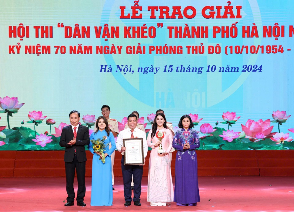 Ph&oacute; B&iacute; thư Thường trực Th&agrave;nh uỷ Nguyễn Thị Tuyến trao&nbsp;Giải Nhất cho đội thi quận Đống Đa.