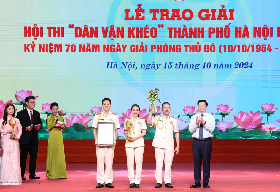 Trưởng ban D&acirc;n vận T.Ư Mai Văn Ch&iacute;nh trao&nbsp;Giải Xuất sắc cho đội thi của C&ocirc;ng an TP H&agrave; Nội.