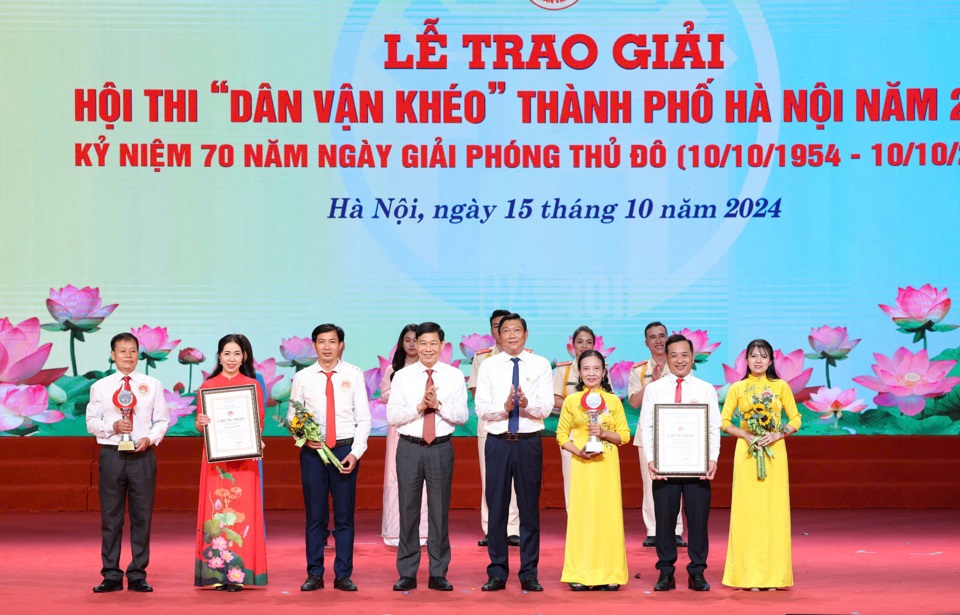 Trưởng ban D&acirc;n vận Th&agrave;nh ủy Đỗ Anh Tuấn trao&nbsp;2 Giải Nh&igrave; cho đội thi quận T&acirc;y Hồ v&agrave; huyện Đ&ocirc;ng Anh.