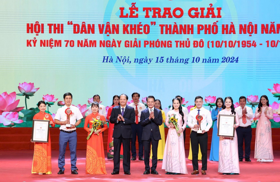 Chủ nhiệm Ủy ban Kiểm tra Th&agrave;nh ủy Ho&agrave;ng Trọng Quyết, Trưởng ban Tuy&ecirc;n gi&aacute;o Th&agrave;nh uỷ Nguyễn Do&atilde;n Toản trao&nbsp;2 Giải Ba cho đội thi huyện Ph&uacute;c Thọ v&agrave; Ph&uacute; Xuy&ecirc;n.