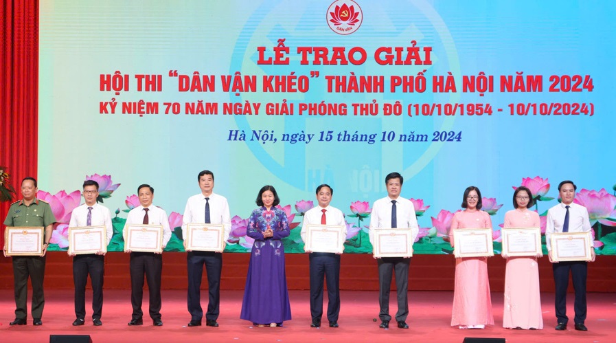 Ph&oacute; B&iacute; thư Thường trực Th&agrave;nh ủy Nguyễn Thị Tuyến trao&nbsp;Bằng khen cho c&aacute;c c&aacute; nh&acirc;n c&oacute; th&agrave;nh t&iacute;ch xuất sắc trong tổ chức Hội thi.