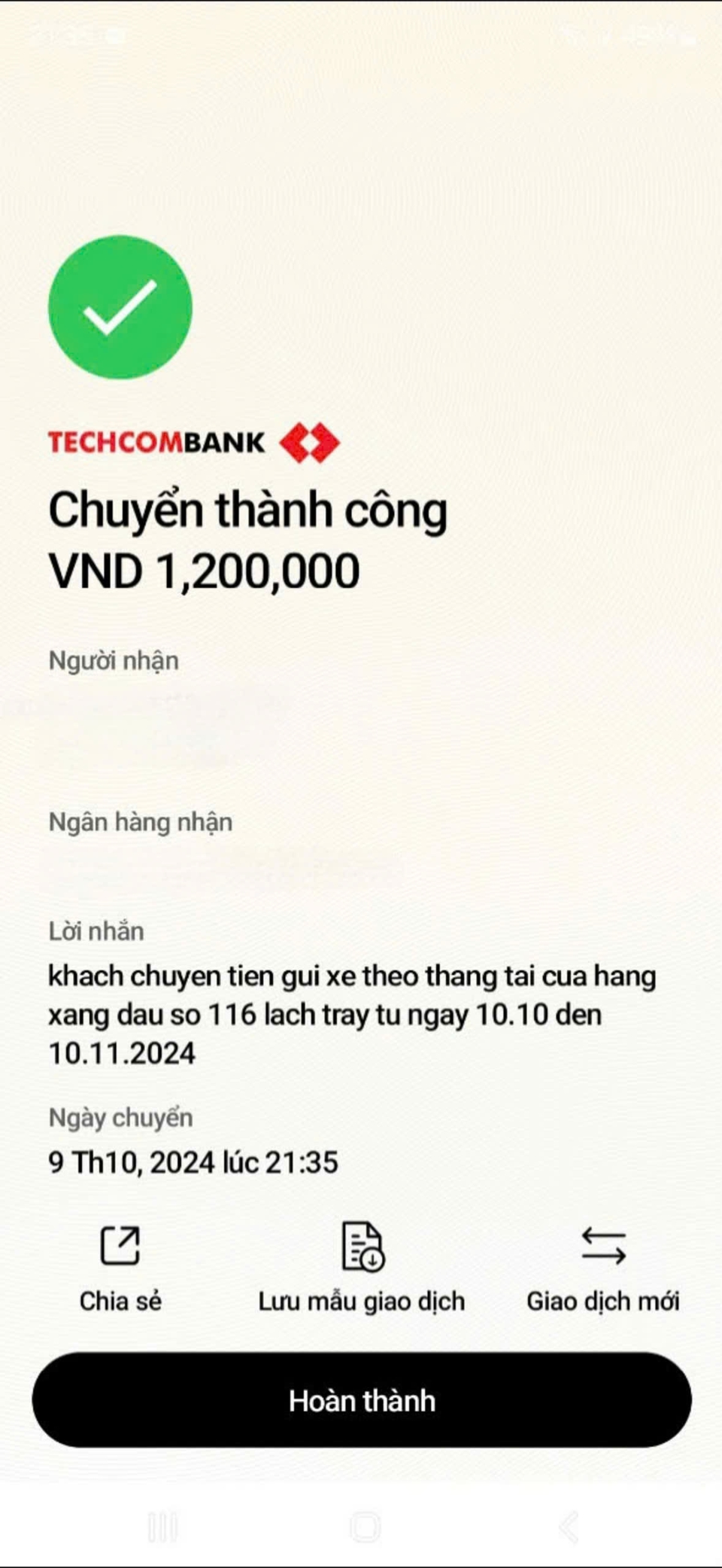 Kh&aacute;ch chuyển tiền thu&ecirc; xe theo th&aacute;ng. Ảnh: Vĩnh Qu&acirc;n