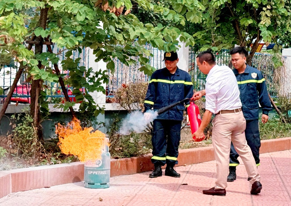 Học vi&ecirc;n tham gia thực h&agrave;nh nội dung chữa ch&aacute;y.