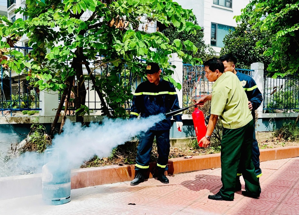 Học vi&ecirc;n tham gia thực h&agrave;nh nội dung chữa ch&aacute;y.