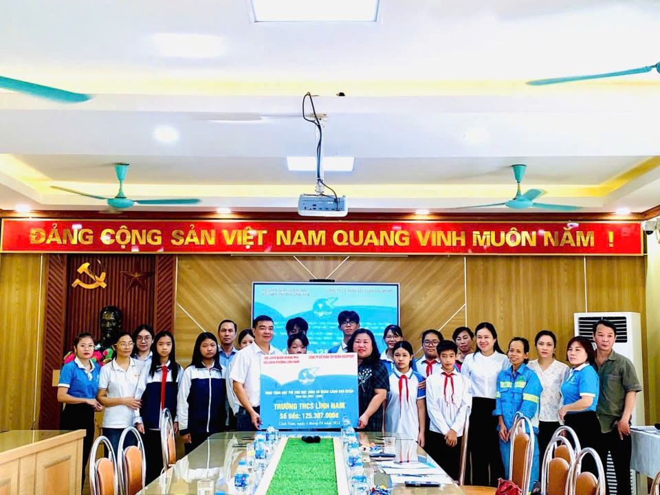 Hội LHPN phường Lĩnh Nam kết nối đỡ đầu trao tặng học ph&iacute; cho 32 em học sinh mồ c&ocirc;i, học sinh c&oacute; ho&agrave;n cảnh đặc biệt kh&oacute; khăn. Ảnh: HM