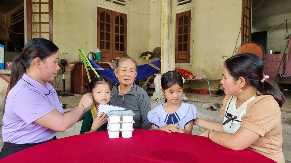 Hội Li&ecirc;n hiệp phụ nữ x&atilde; H&agrave;nh Dũng thăm, tặng qu&agrave; c&aacute;c ch&aacute;u trong m&ocirc; h&igrave;nh &ldquo;Mẹ đỡ đầu&rdquo;.