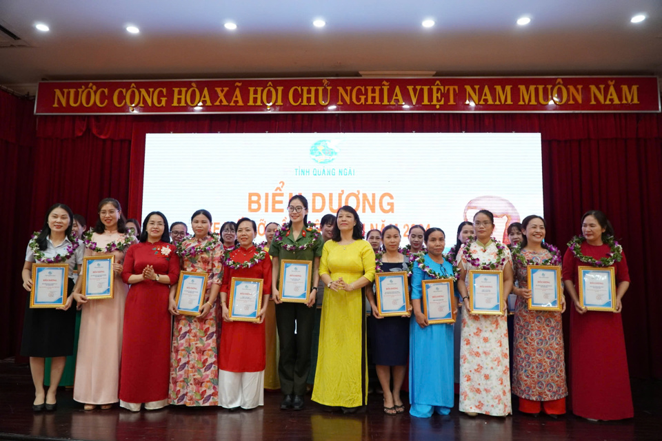 Ban tổ chức biểu dương, khen thưởng cho c&aacute;c tập thể v&agrave; c&aacute; nh&acirc;n ti&ecirc;u biểu trong&nbsp; chương tr&igrave;nh &ldquo;Mẹ đỡ đầu&rdquo;.