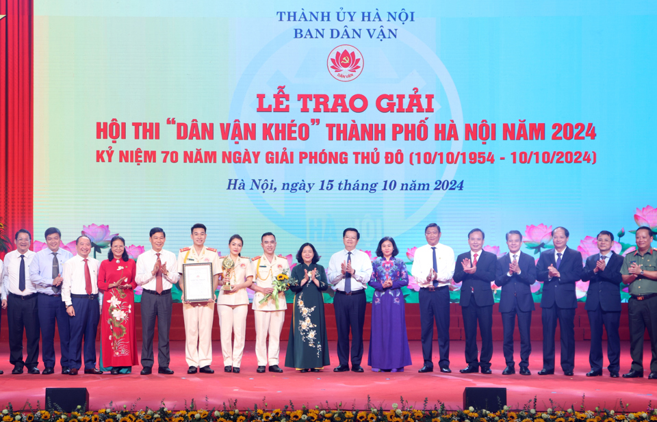 Ủy viên Bộ Chính trị, Bí thư Thành ủy Hà Nội Bùi Thị Minh Hoài, các Ủy viên T.Ư Đảng: Trưởng ban Dân vận T.Ư Mai Văn Chính, Phó Bí thư Thường trực Thành ủy Nguyễn Thị Tuyến và đại biểu chụp ảnh lưu niệm với đội xuất sắc Hội thi “Dân vận khéo”TP Hà Nội. Ảnh: Thanh Hải