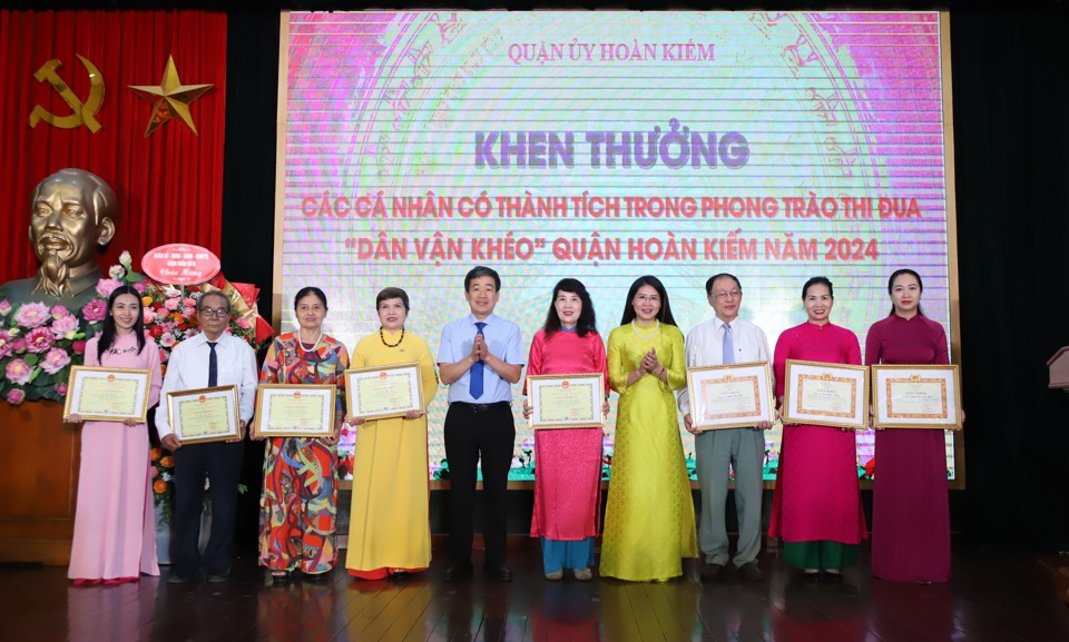 Khen thưởng c&aacute;c c&aacute; nh&acirc;n c&oacute; th&agrave;nh t&iacute;ch trong phong tr&agrave;o thi đua"D&acirc;n vận kh&eacute;o" năm 2024.