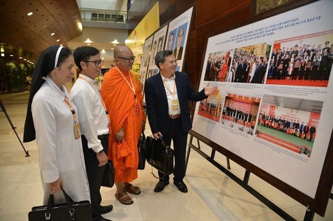 C&aacute;c đại biểu tham quan Triển l&atilde;m trưng bày hình ảnh kh&ocirc;́i đại đoàn k&ecirc;́t to&agrave;n d&acirc;n t&ocirc;̣c và k&ecirc;́t quả c&ocirc;ng tác Mặt trận nhiệm kỳ 2019-2024 (ảnh: Nguyễn Cường)