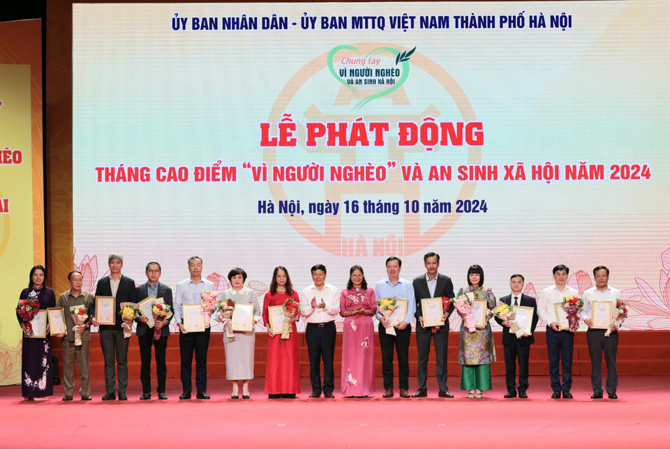 L&atilde;nh đạo TP H&agrave; Nội tiếp nhận sự ủng hộ v&agrave; trao Thư cảm ơn ghi nhận sự ủng hộ của c&aacute;c đơn vị ti&ecirc;u biểu