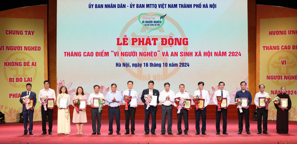 Ph&oacute; B&iacute; thư Th&agrave;nh ủy H&agrave; Nội Nguyễn Văn Phong v&agrave; Ph&oacute; Chủ tịch UBND TP H&agrave; Nội Dương Đức Tuấn&nbsp;trao biểu trưng cho c&aacute;c tập thể, c&aacute; nh&acirc;n ti&ecirc;u biểu c&oacute; đ&oacute;ng g&oacute;p t&iacute;ch cực cho c&ocirc;ng t&aacute;c giảm ngh&egrave;o v&agrave; an sinh x&atilde; hội của TP H&agrave; Nội