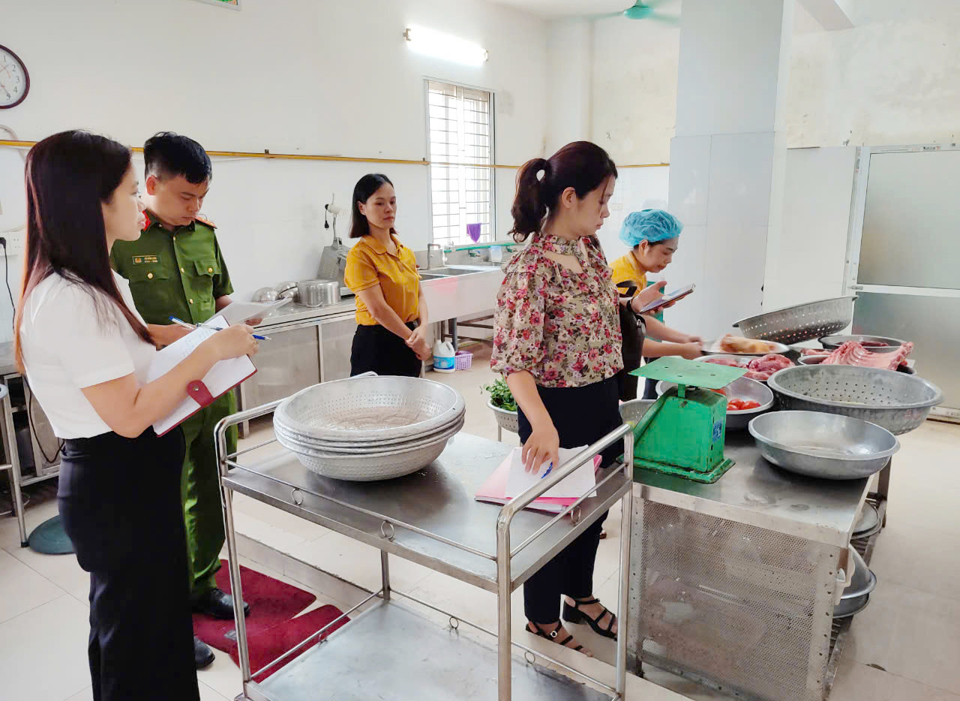 Kiểm tra giao nhận thực phẩm tại Trường Mầm non huyện Đan Phượng. Ảnh: Duy Kh&aacute;nh