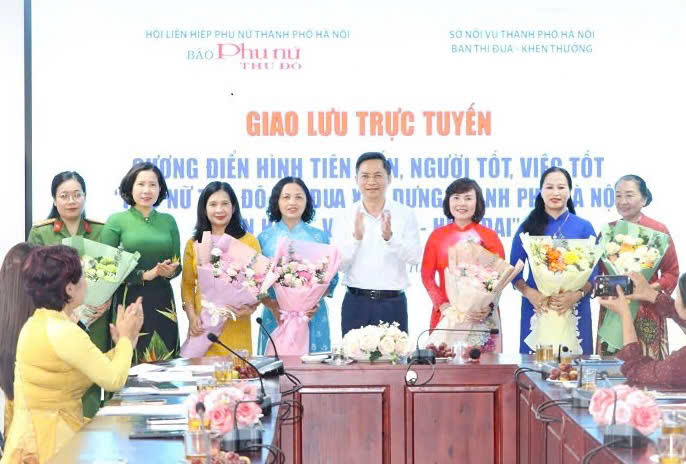 Ph&oacute; Chủ tịch UBND TP H&agrave; Nội H&agrave; Minh Hải tặng hoa c&aacute;c nh&acirc;n vật tham gia chương tr&igrave;nh giao lưu