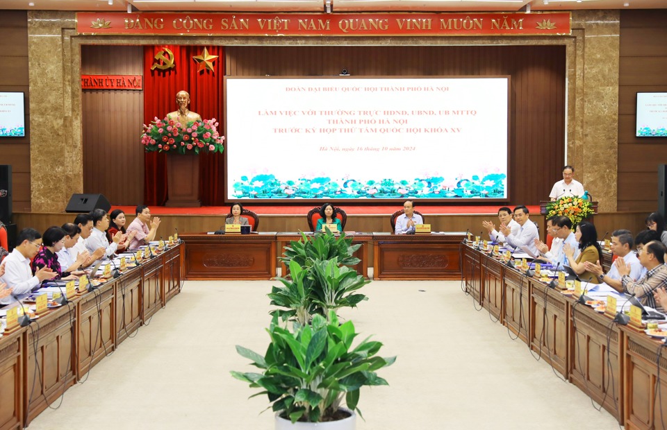 Quang cảnh buổi l&agrave;m việc.