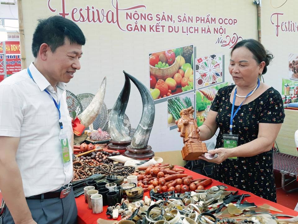 Tham gia c&aacute;c triển l&atilde;m, hội chợ, lễ hội gi&uacute;p sản phẩm l&agrave;ng nghề ở huyện Ph&uacute; Xuy&ecirc;n được nhiều&nbsp;người quan t&acirc;m, sử dụng.