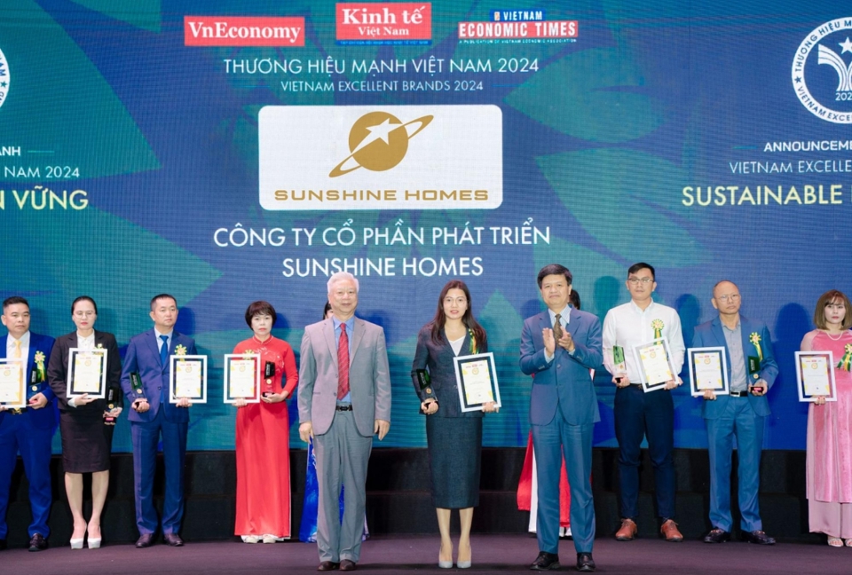 Tổng Gi&aacute;m đốc Sunshine Homes Đỗ Thị Định đại diện đơn vị nhận giải thưởng &ldquo;Thương hiệu Mạnh &ndash; Ph&aacute;t triển bền vững năm 2024&rdquo; tại Chương tr&igrave;nh Thương hiệu Mạnh Việt Nam lần thứ 21