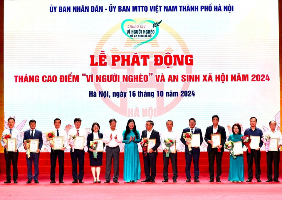 Chủ tịch Ủy ban MTTQ Việt Nam th&agrave;nh phố Nguyễn Lan Hương, Ph&oacute; Chủ tịch UBND th&agrave;nh phố Dương Đức Tuấn tiếp nhận ủng hộ v&agrave; trao thư cảm ơn cho c&aacute;c đơn vị&nbsp;&nbsp;