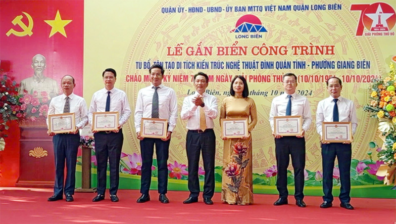 Khen thưởng c&aacute;c c&aacute; nh&acirc;n, tập thể c&oacute; th&agrave;nh t&iacute;ch trong việc tu bổ, t&ocirc;n tạo di t&iacute;ch kiến tr&uacute;c nghệ thuật đ&igrave;nh Qu&aacute;n T&igrave;nh.